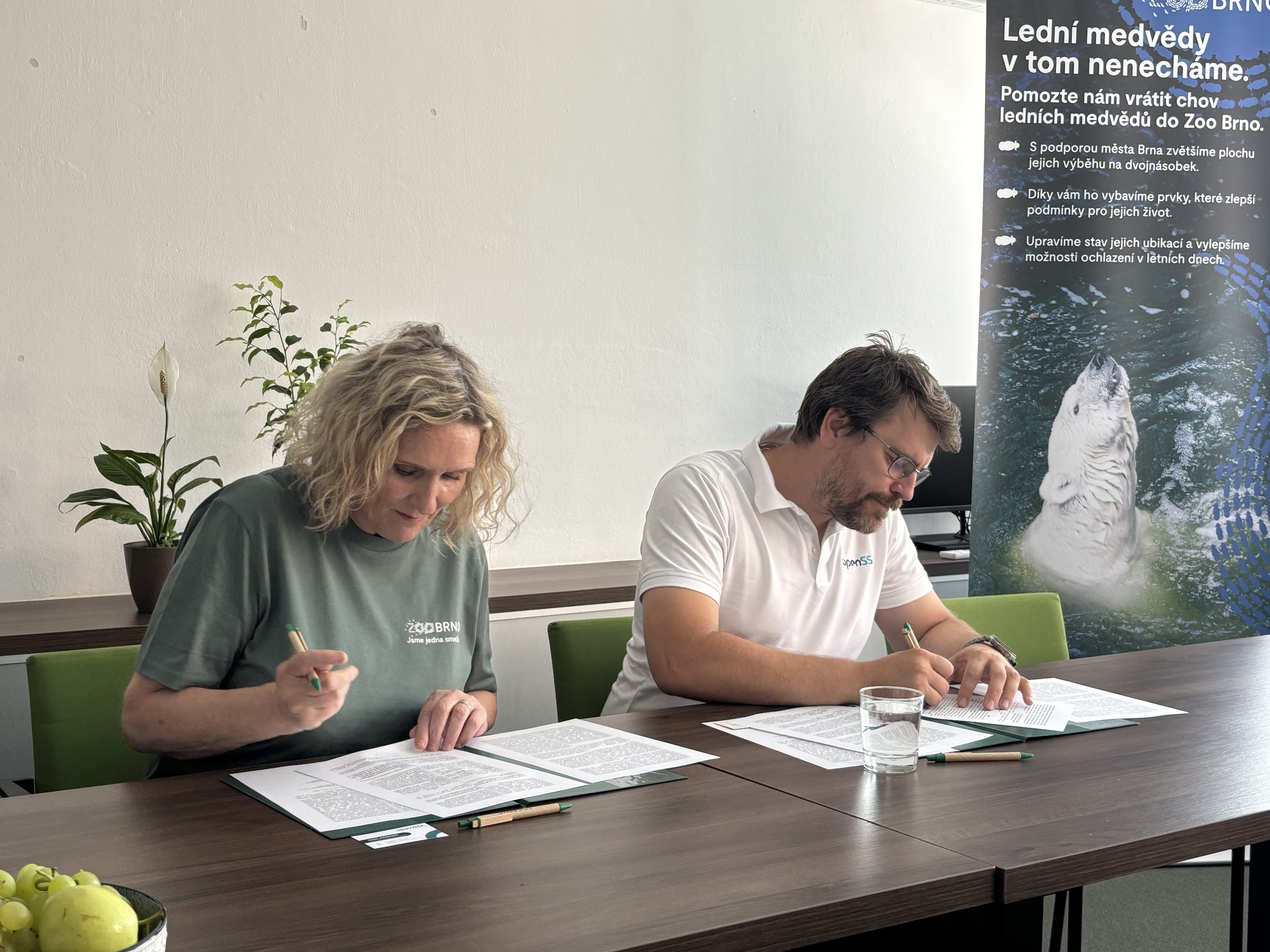 Radana Dungelová, Director of ZOO Brno, and Anton Arapov, Operations Manager of the OpenSSL Corporation, at the official signing of the partnership agreement